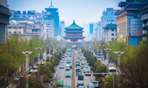中国の古都の中央にある鐘楼のを通る自動車の風景