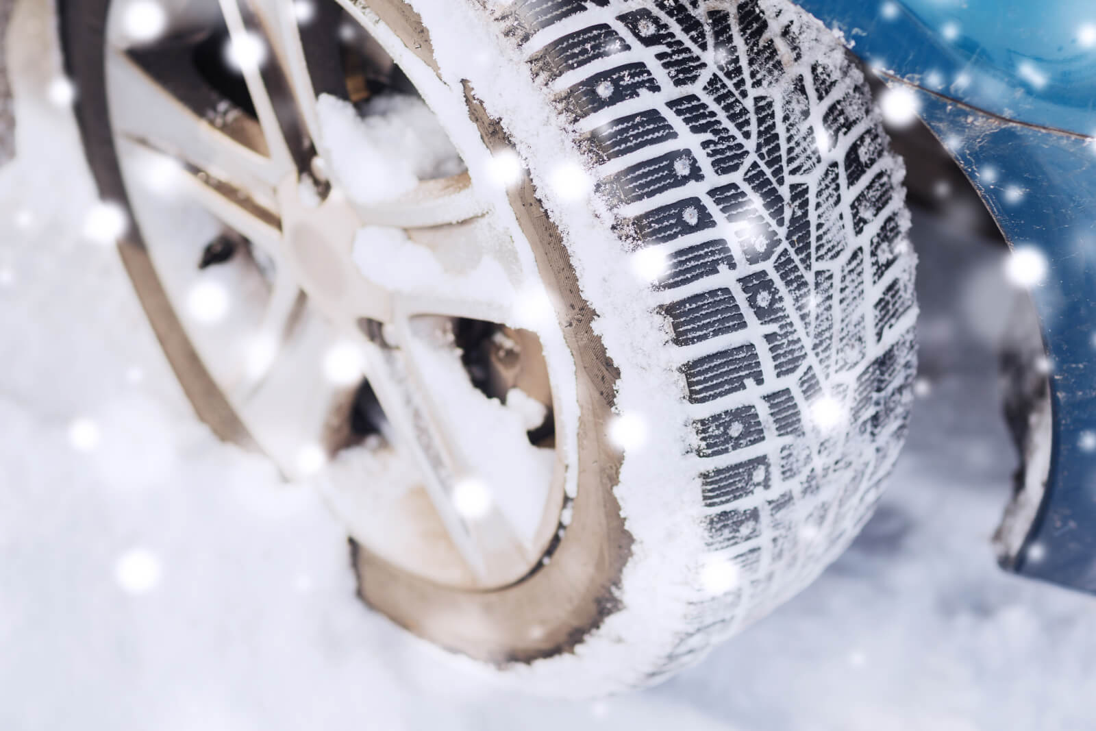 雪の上の車のタイヤ