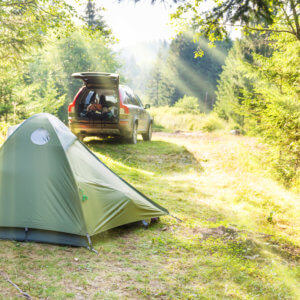 キャンプのテントと車